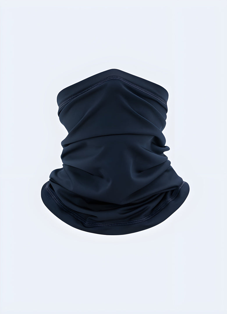 This half-face balaclava offers warmth and protection with its windproof fabric and soft fleece lining.