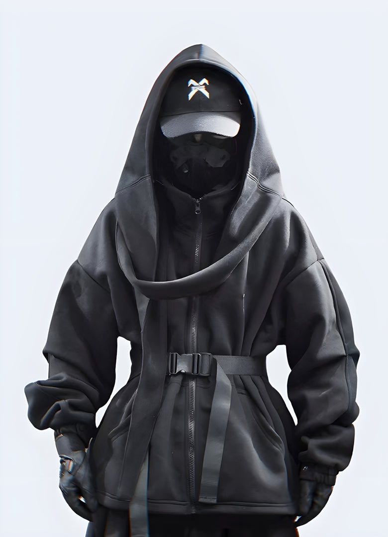 Man wearing functional black cap front view – Canada. Sleek and minimalist techwear cap designed for urban utility, breathable material with adjustable strap, ideal for modern streetwear style.